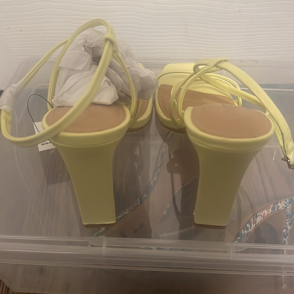 Express Sandals 😍 - Picture 4 of 5